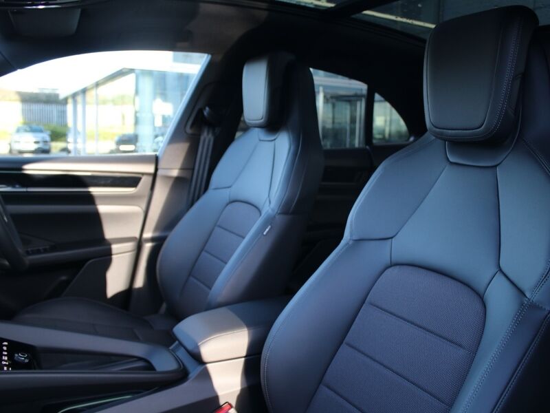 More views of Porsche Macan