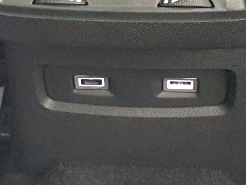 More views of Citroen e-C4 X