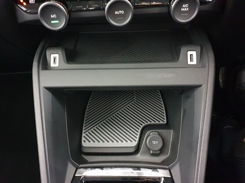 More views of Citroen e-C4 X