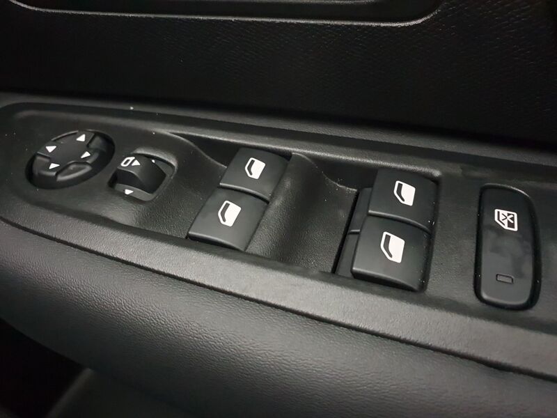 More views of Citroen e-C4 X