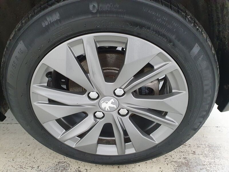 More views of Peugeot 208