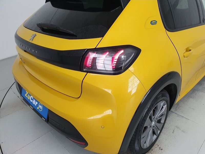 More views of Peugeot 208