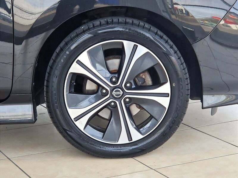 More views of Nissan Leaf