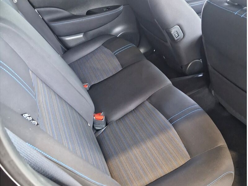 More views of Nissan Leaf