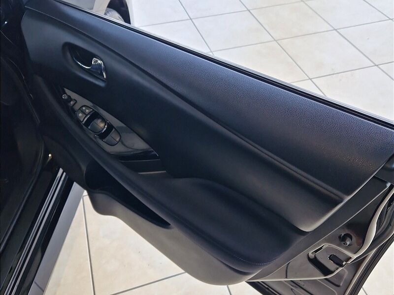 More views of Nissan Leaf