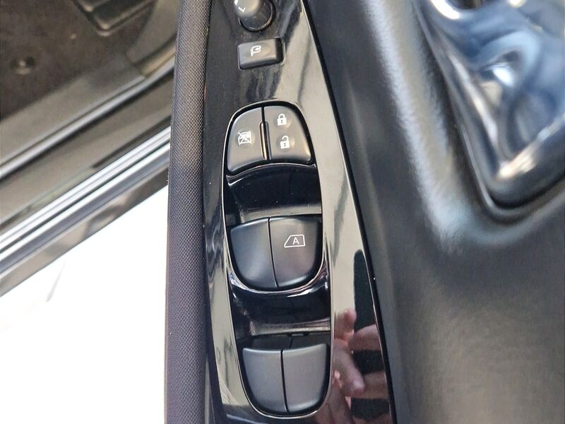 More views of Nissan Leaf