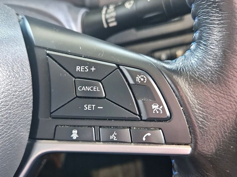 More views of Nissan Leaf