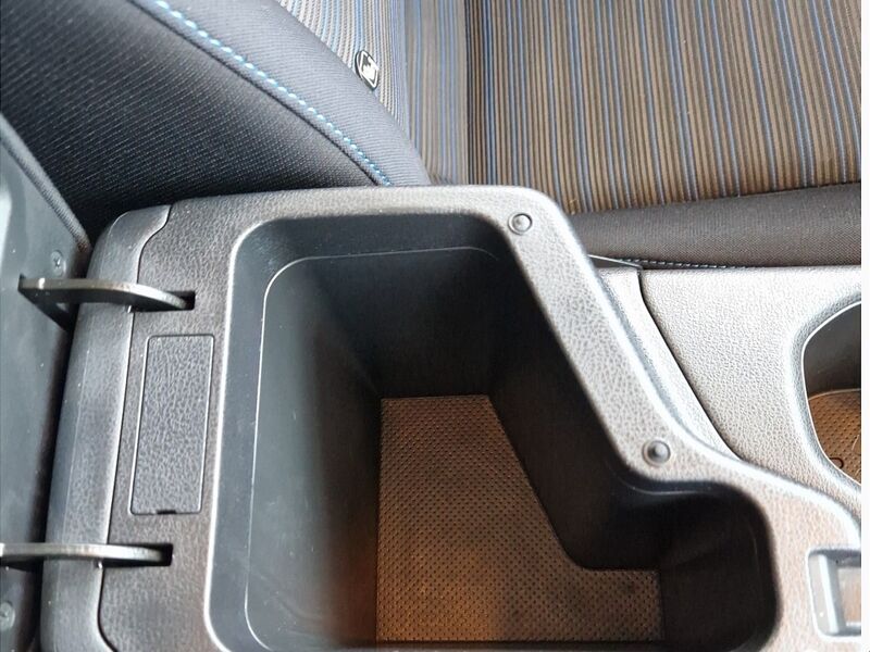 More views of Nissan Leaf