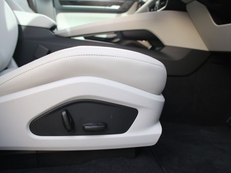 More views of Porsche Macan