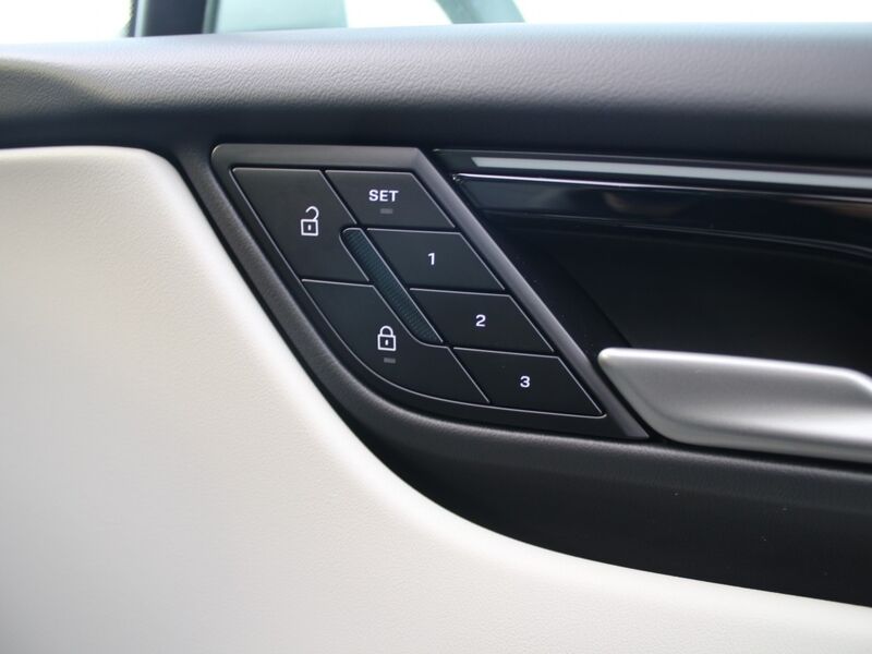 More views of Porsche Macan