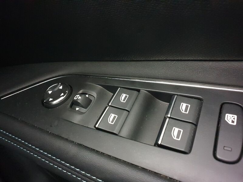 More views of Peugeot 3008