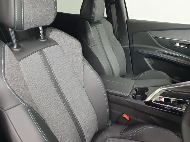 More views of Peugeot 3008