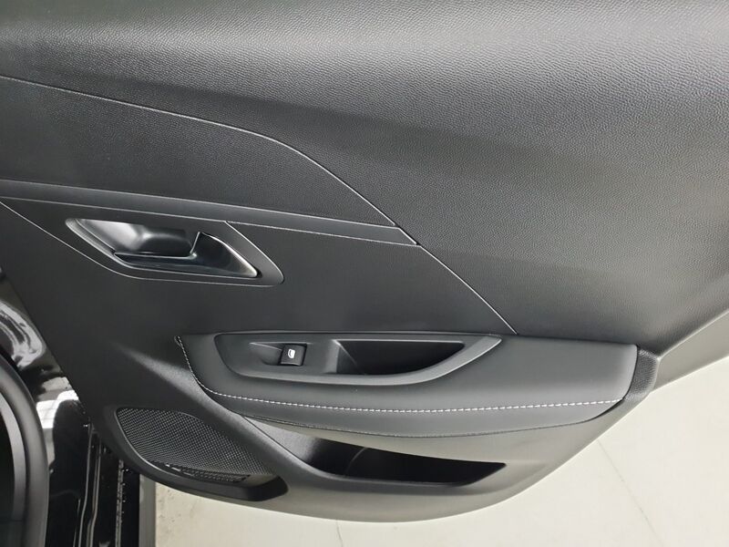 More views of Peugeot 208