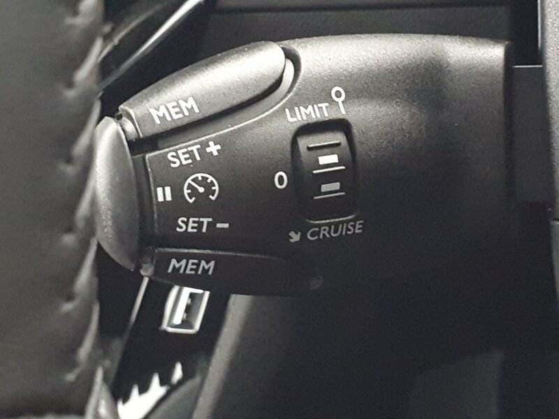 More views of Peugeot 208