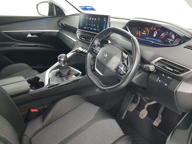 More views of Peugeot 5008