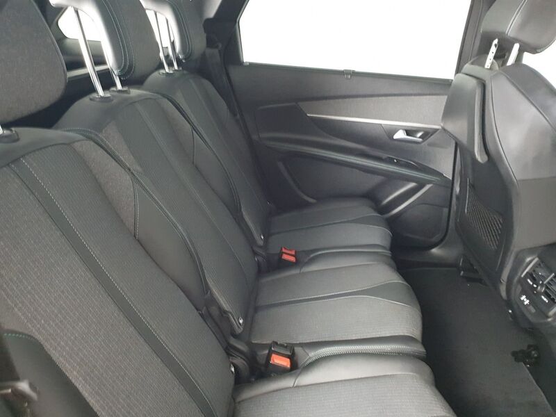 More views of Peugeot 5008