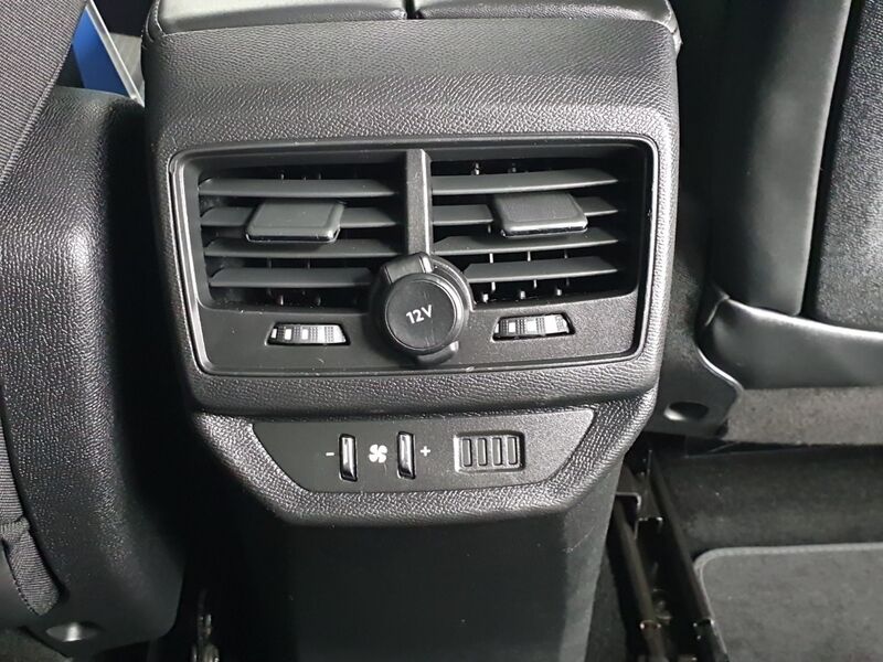 More views of Peugeot 5008