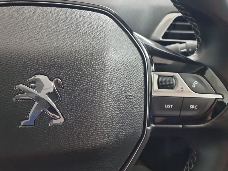 More views of Peugeot 5008