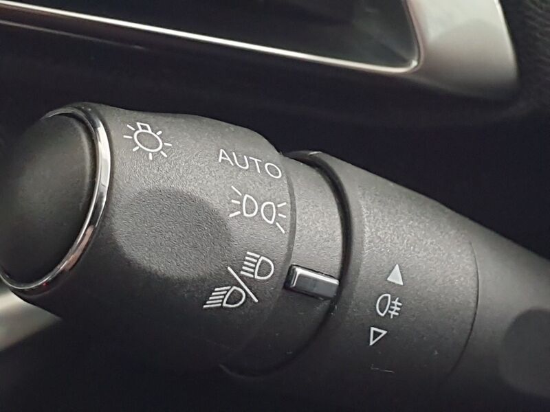 More views of Peugeot 5008