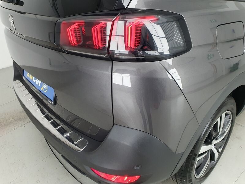 More views of Peugeot 5008
