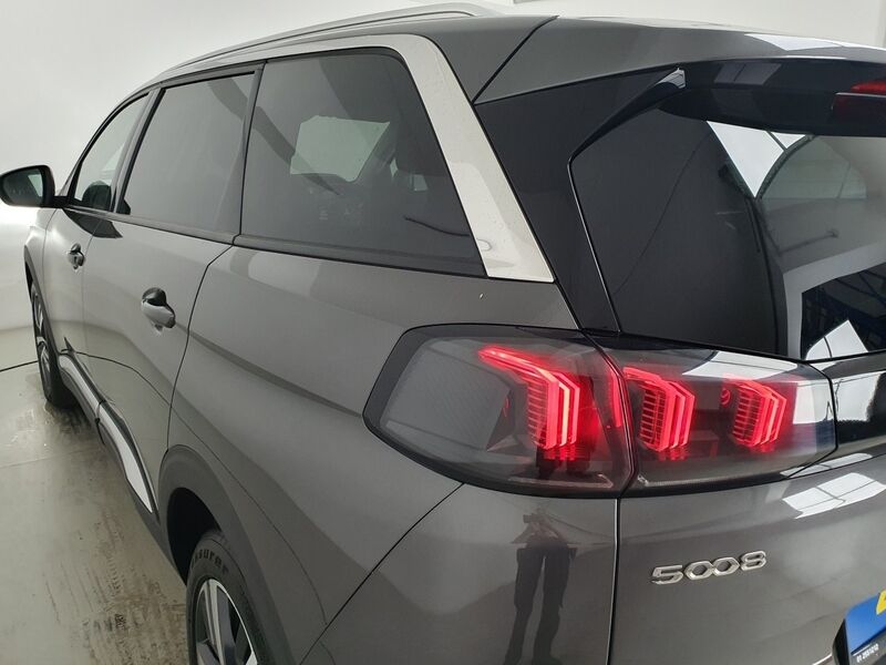 More views of Peugeot 5008