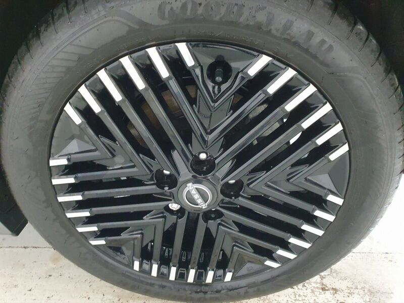 More views of Nissan Leaf