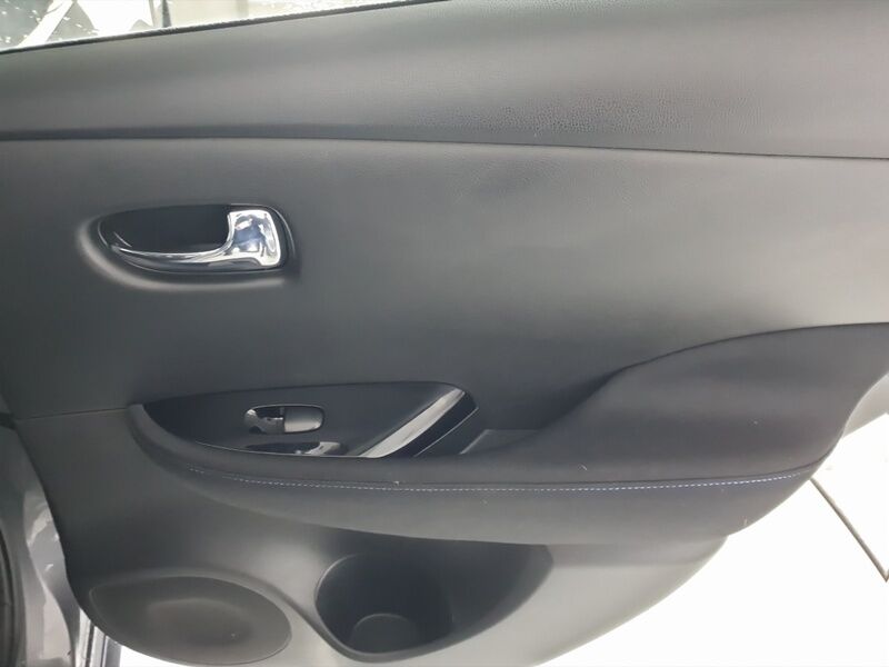 More views of Nissan Leaf