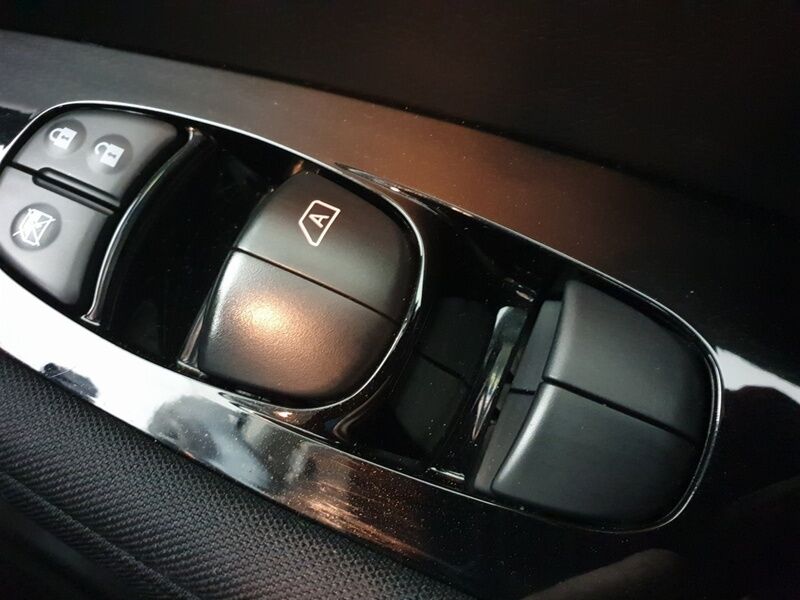 More views of Nissan Leaf