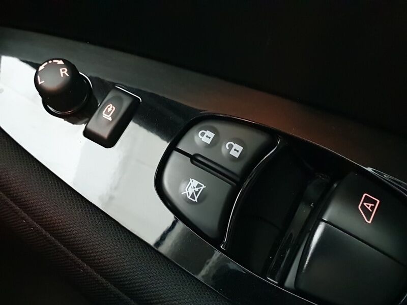 More views of Nissan Leaf