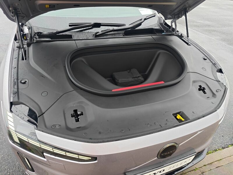 More views of Volvo ES90