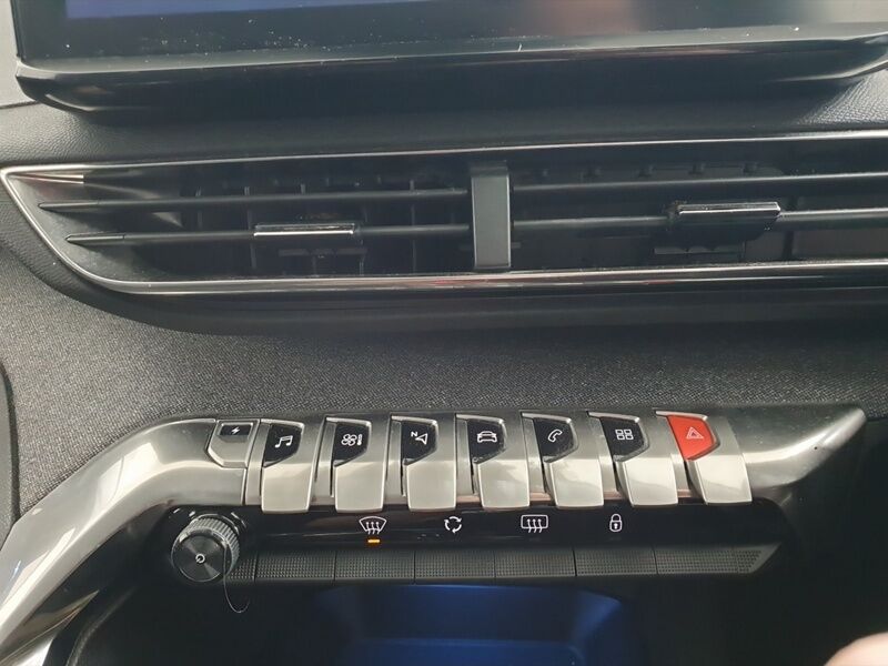 More views of Peugeot 3008