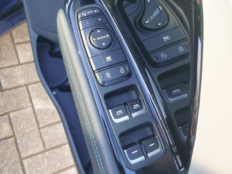 More views of Kia Niro