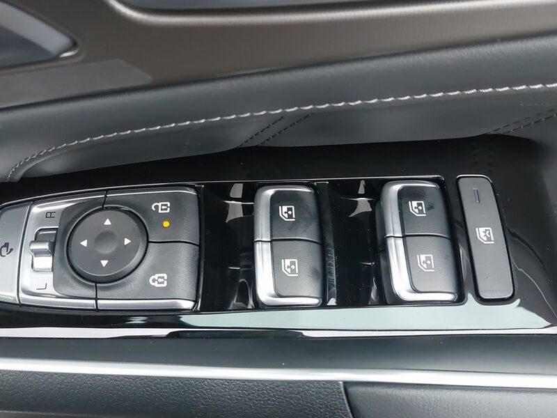 More views of Kia Sorento