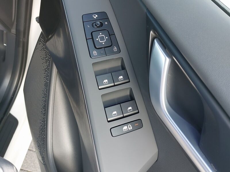 More views of Kia Niro