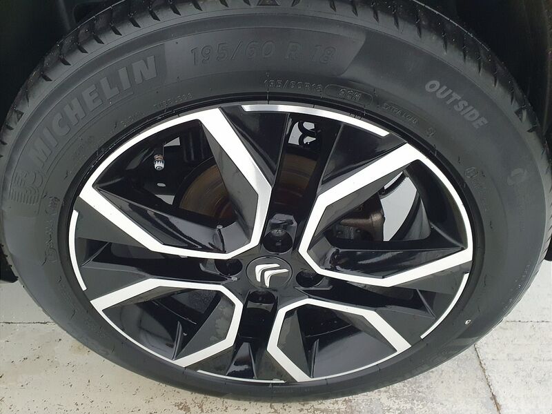 More views of Citroen e-C4 X