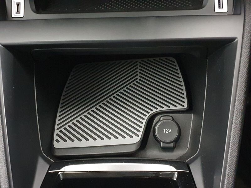 More views of Citroen e-C4 X