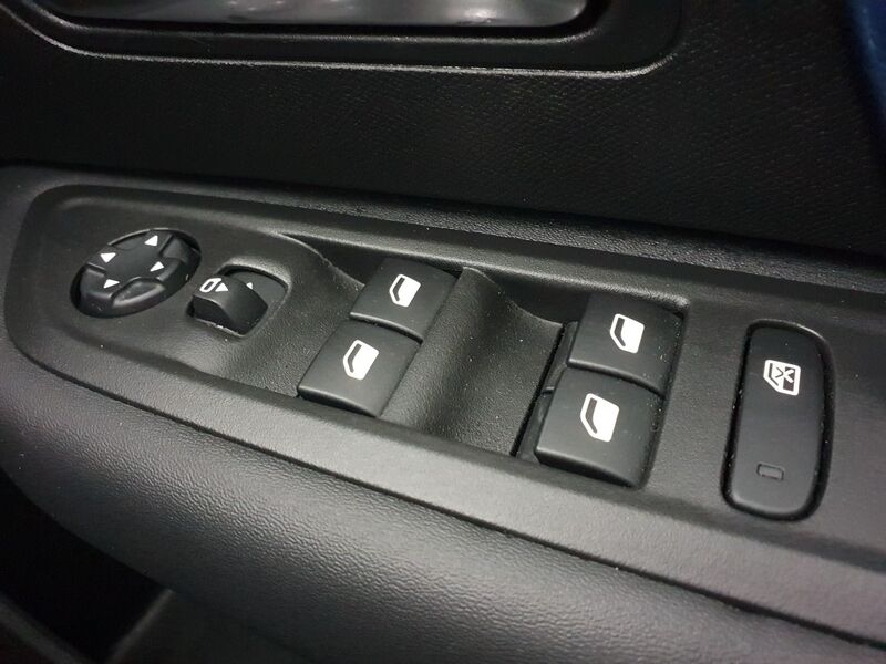 More views of Citroen e-C4 X