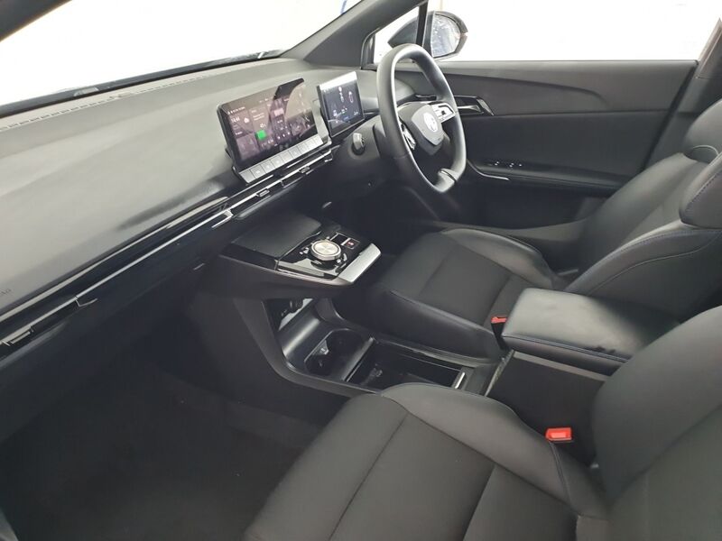 More views of MG MG4