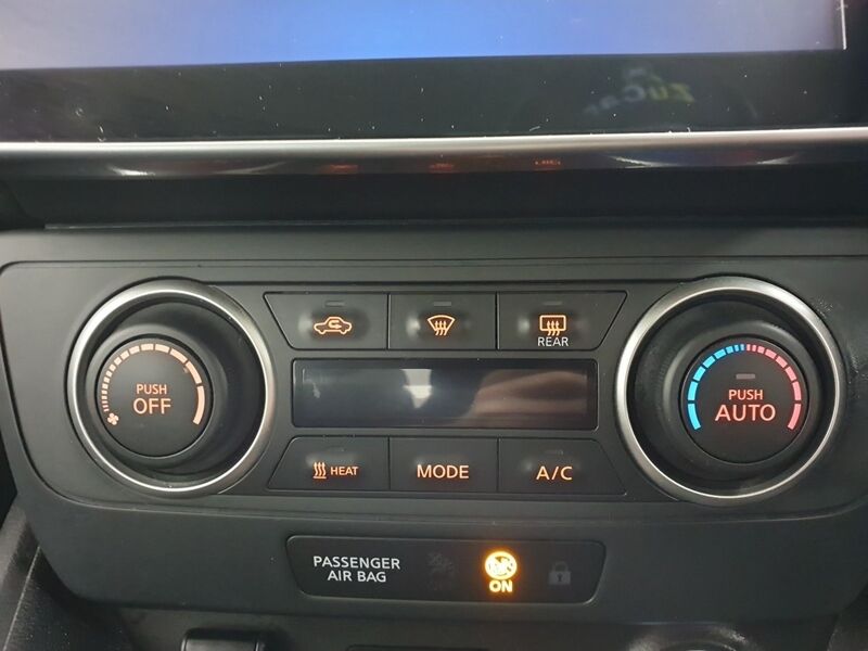 More views of Nissan Leaf