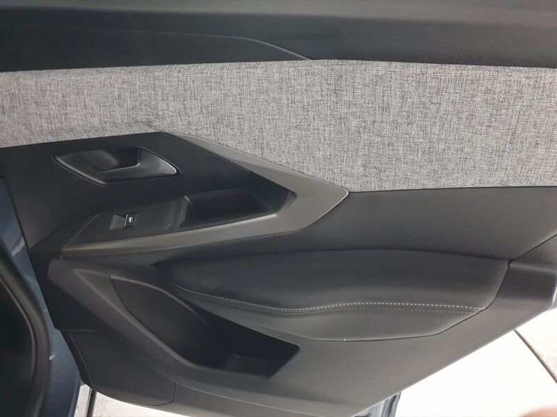 More views of Peugeot 3008