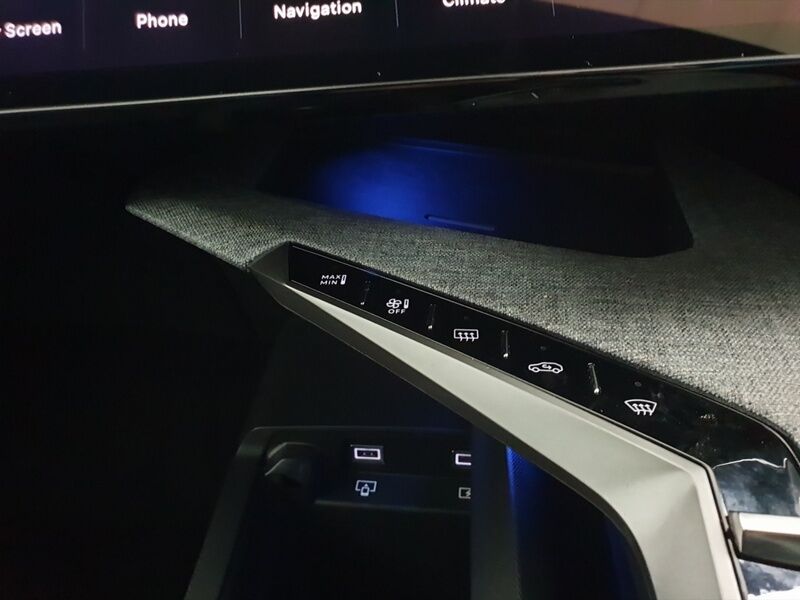 More views of Peugeot 3008