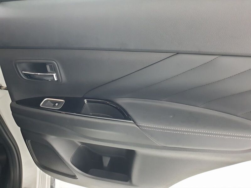 More views of Mitsubishi Outlander