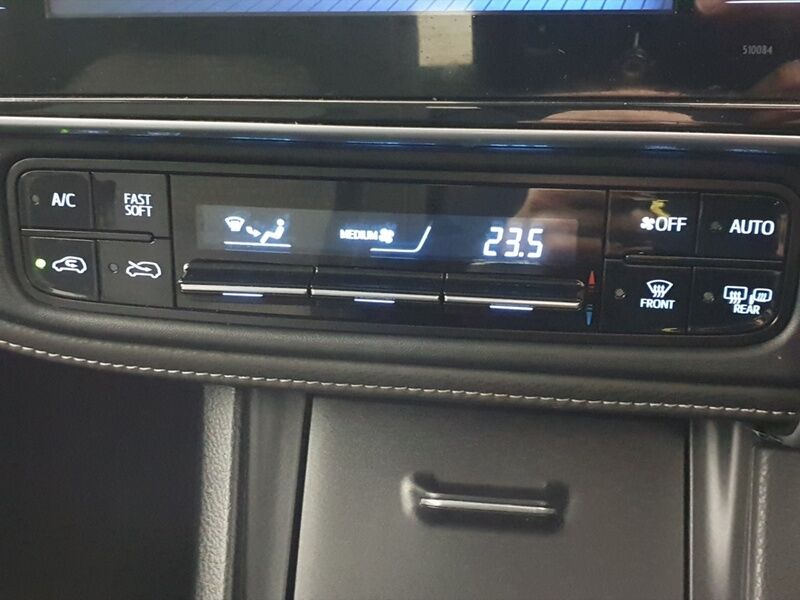 More views of Toyota Auris