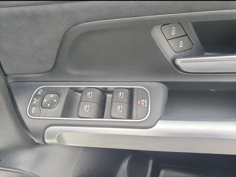 More views of Mercedes-Benz EQB