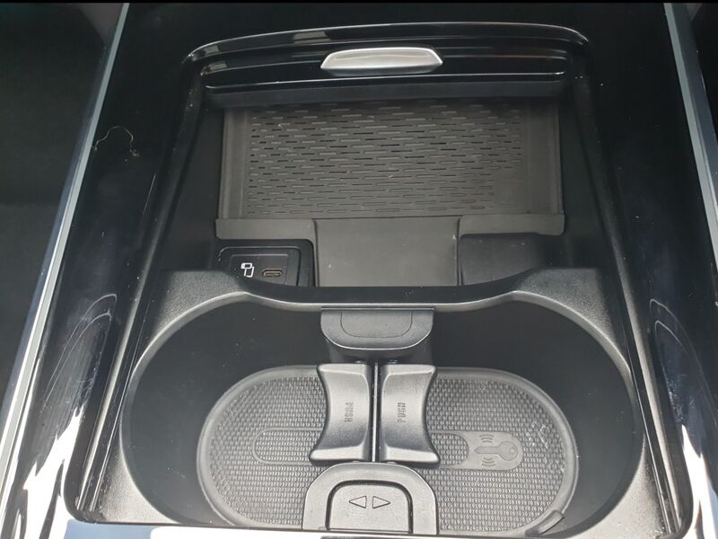 More views of Mercedes-Benz EQB