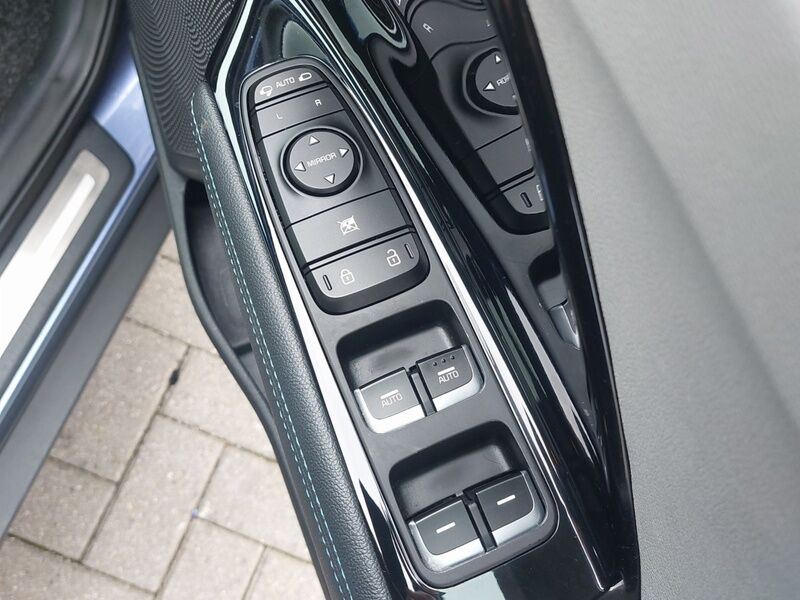 More views of Kia Niro