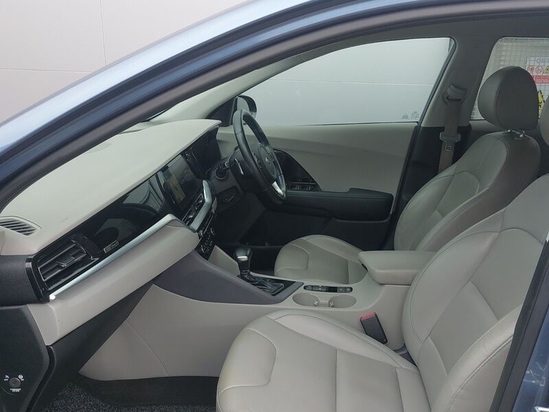 More views of Kia Niro