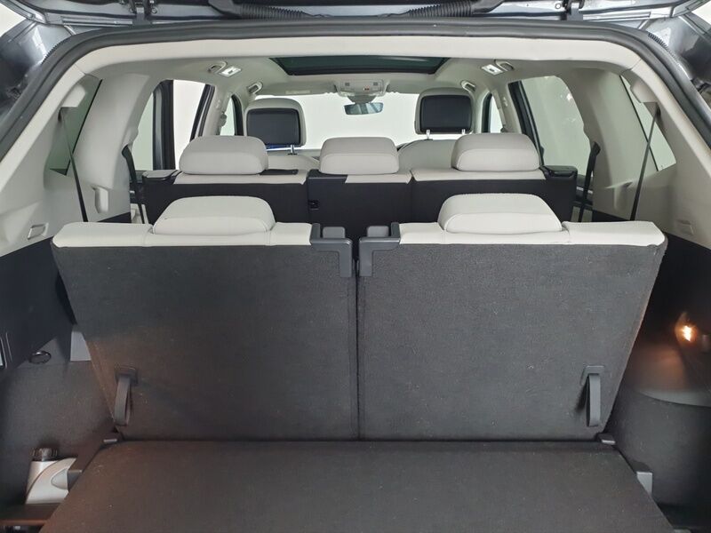 More views of Volkswagen Tiguan Allspace