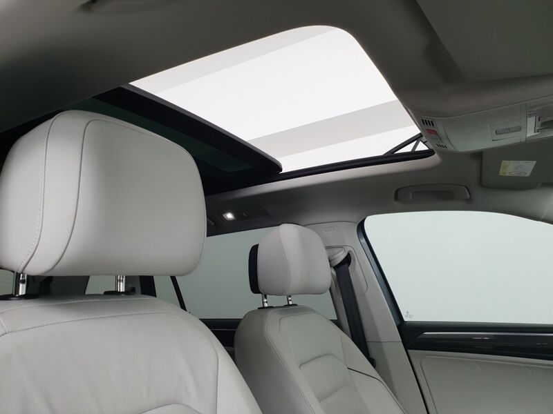 More views of Volkswagen Tiguan Allspace