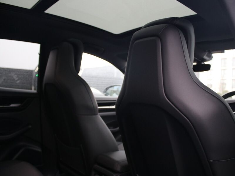 More views of Porsche Macan